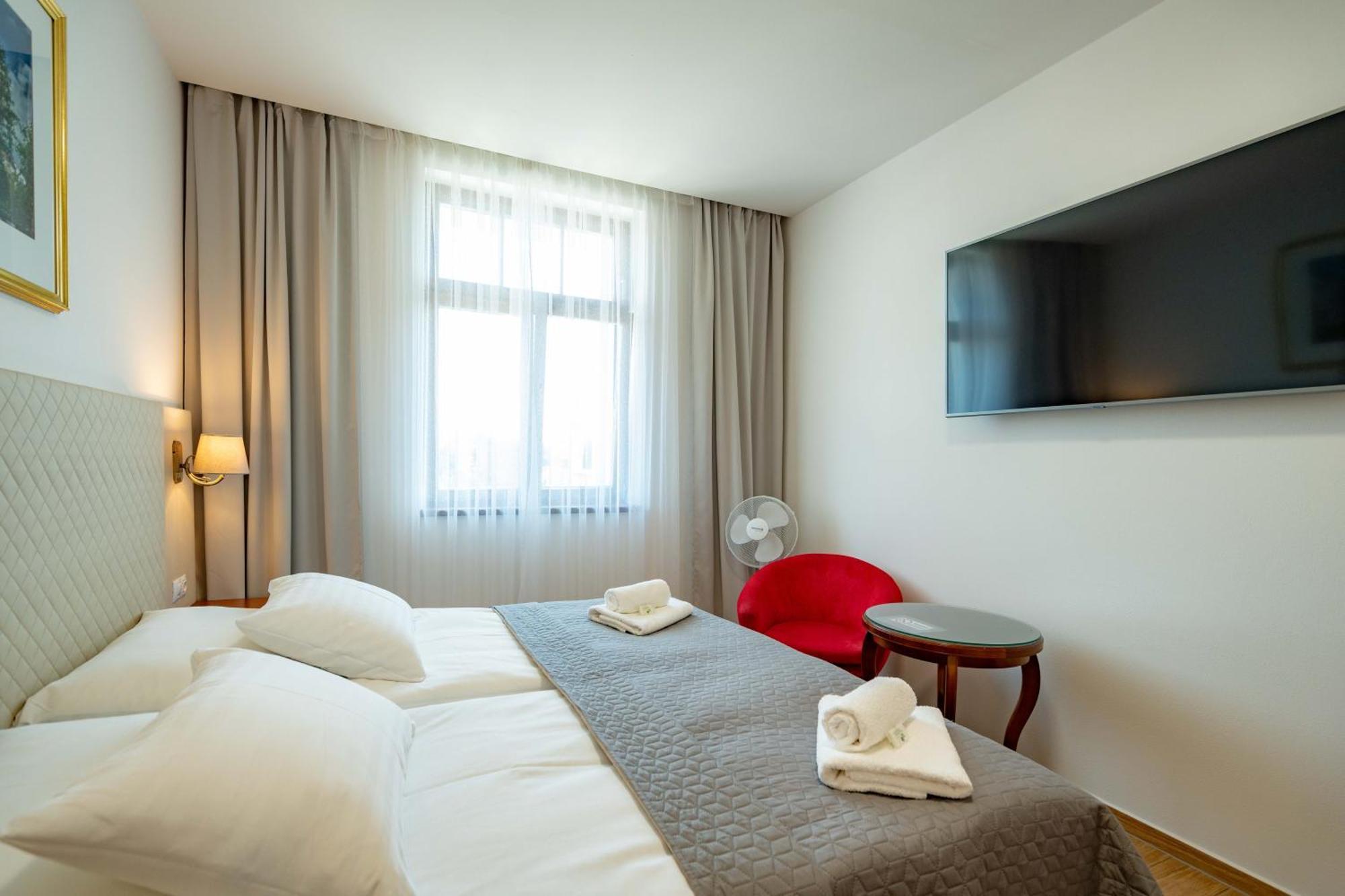 Hotel Volf Přeštice Extérieur photo