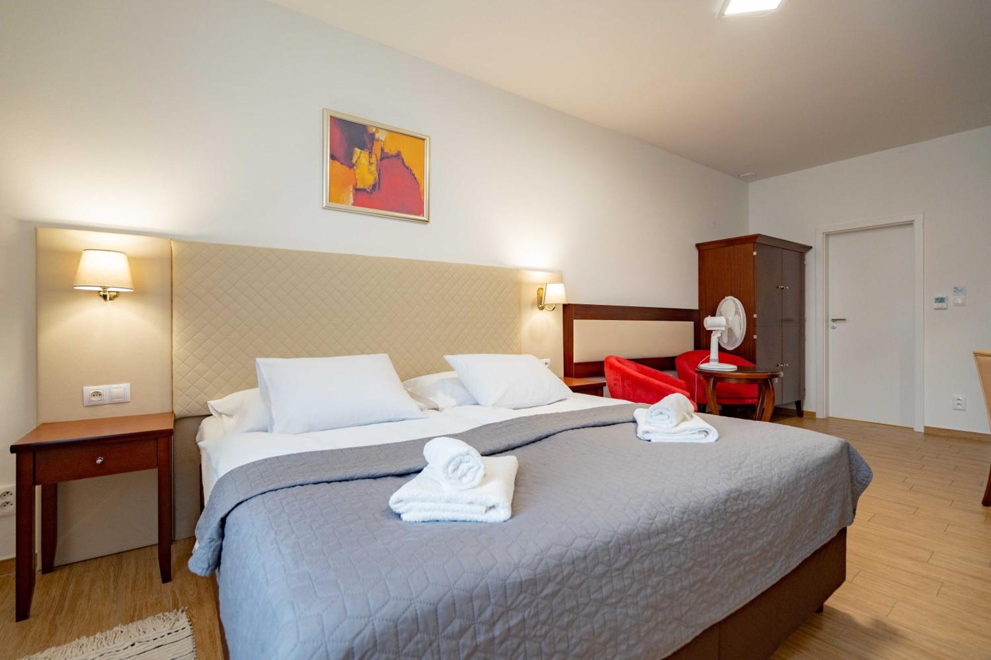 Hotel Volf Přeštice Extérieur photo