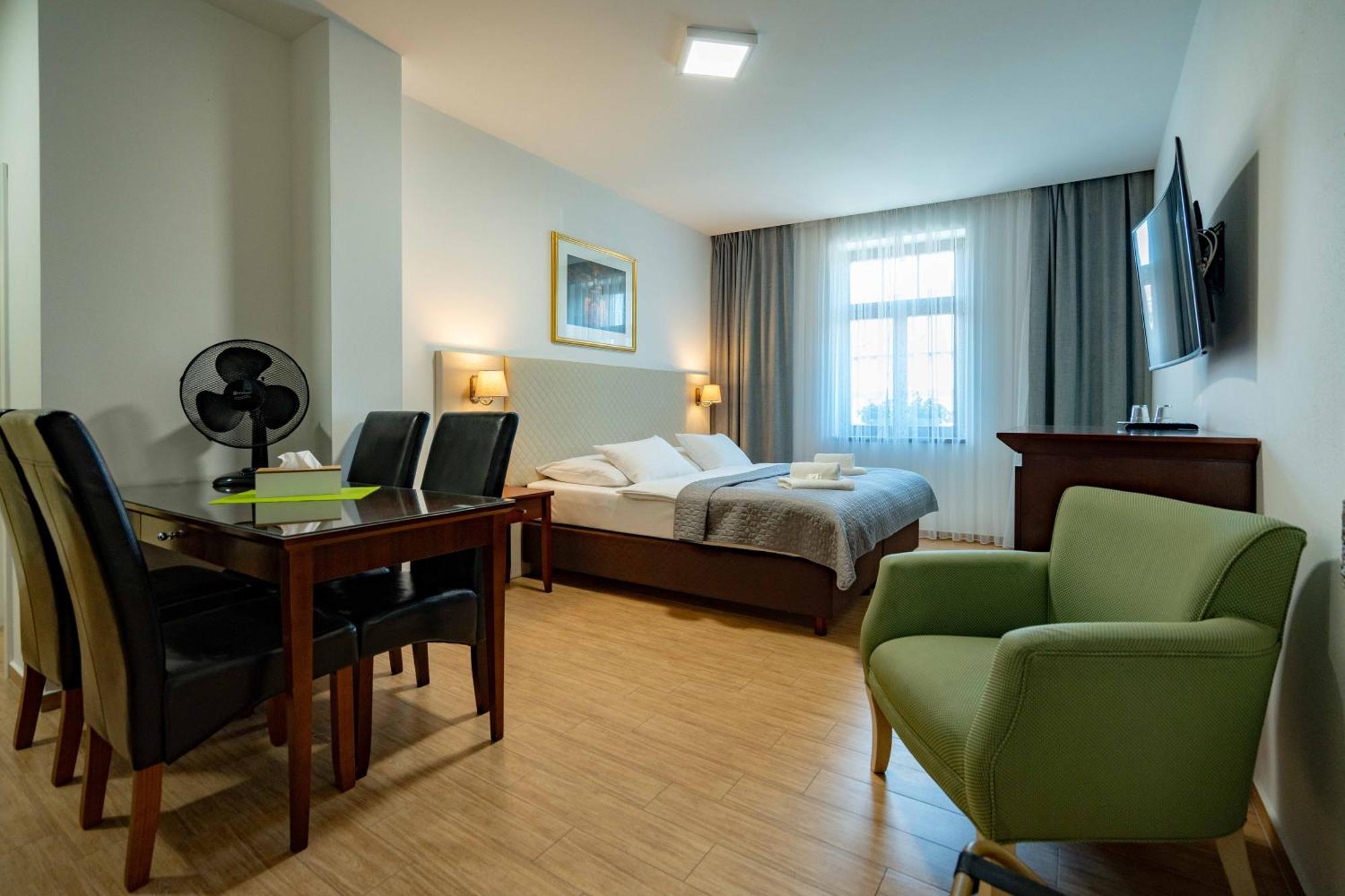 Hotel Volf Přeštice Extérieur photo